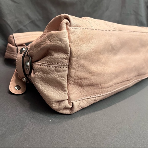 B.Makowsky Pale Pink Pebble Leather Medium Shoulder Bag Purse Silver Pockets EUC - Picture 4 of 16